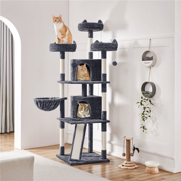 Mehrstöckiger Katzenbaum mit Kratzstämmen, Liegemulde, Höhlen und Katzen