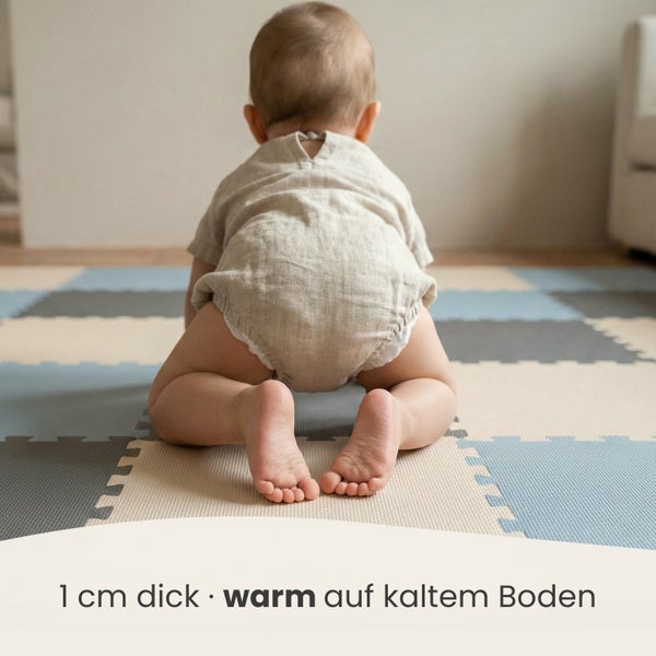 Ein Baby krabbelt auf einer 1 Zentimeter dicken Puzzlematte aus Schaumstoff, die Schutz und Wärme auf kaltem Boden bietet.