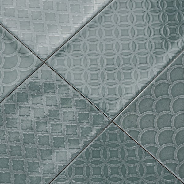 Wandfliesen mit verschiedenen geprägten geometrischen Mustern wie Kreisen und Rauten als Oberflächenstruktur für den Innenbereich.