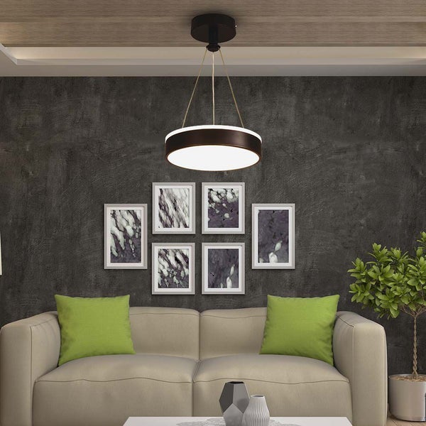 Wohnzimmer mit Deckenleuchte, Sofa und Wanddekoration für eine gemütliche Atmosphäre