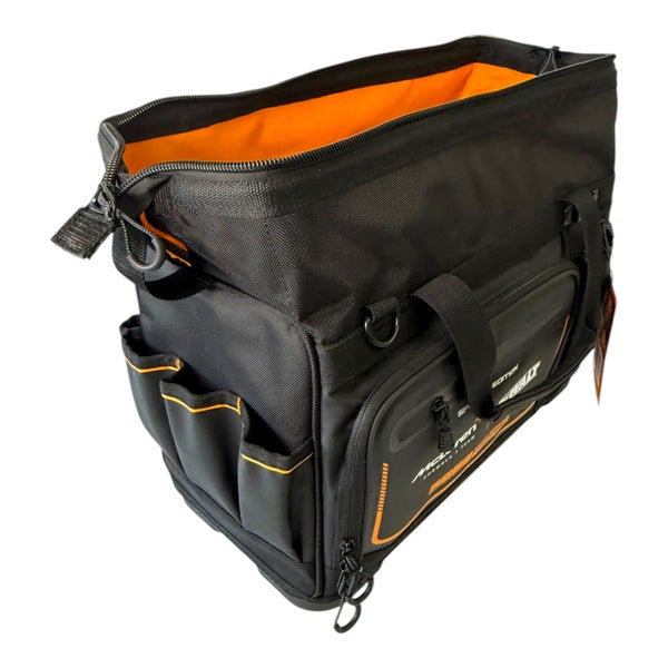 Schwarze DeWalt McLaren Werkzeugtasche aus robustem Textilgewebe mit orangefarbener Innenseite, Außentaschen und Reißverschluss.