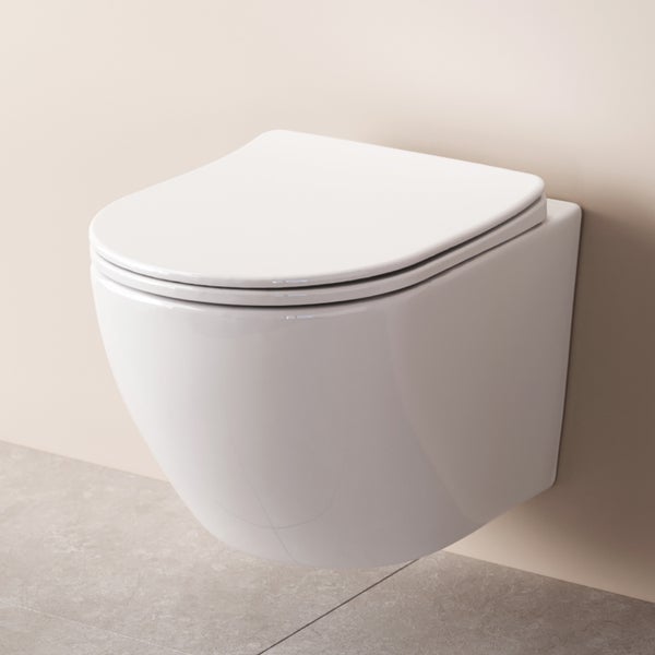 Wandhänge WC aus Keramik mit passendem WC Sitz in moderner Gestaltung für die Badinstallation