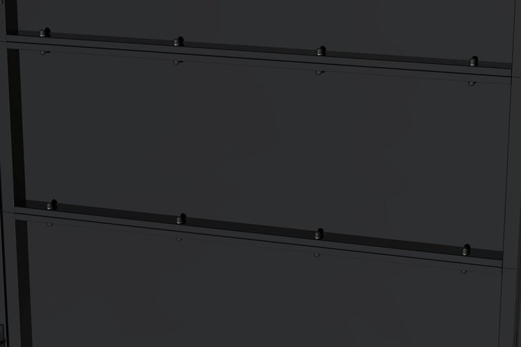 Detailansicht eines schwarzen Metallpaneels mit Querstreben und Befestigungsschrauben.