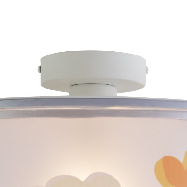 Weiße zylindrische Deckenhalterung für eine Leuchte mit gemustertem Lampenschirm.