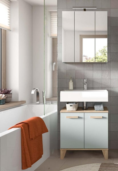 Modernes Badezimmer mit Waschbecken, Spiegelschrank und Badewanne in einem hellen, organisierten Raum.
