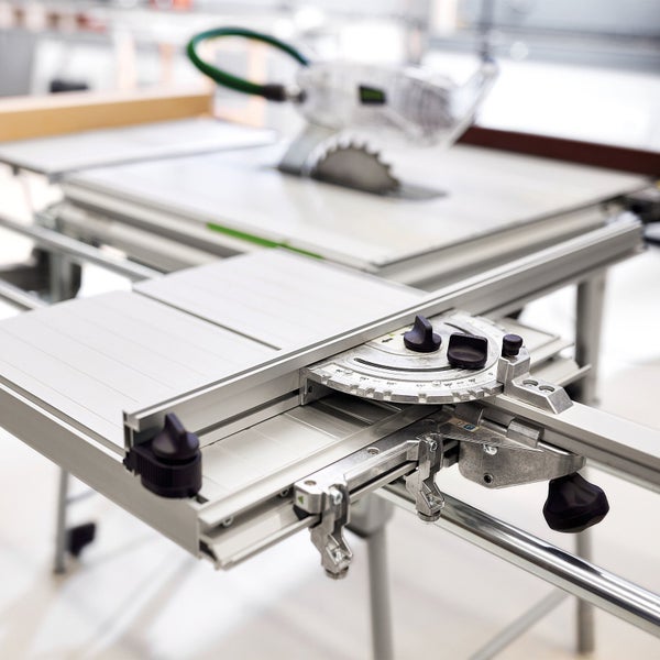 Tischkreissäge mit Winkelskala für präzise Schnitte