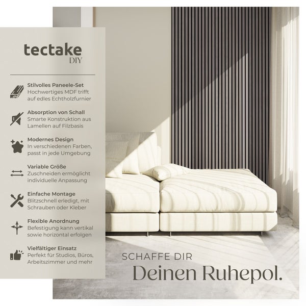 tectake Logo. Modernes, helles Wohnzimmer mit Akustikpaneelen aus Holzlamellen zur Schalldämmung und Wandverkleidung hinter einem Sofa.