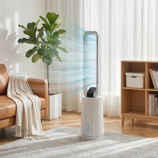 Moderner turmloser Ventilator und Luftreiniger in einem hellen Wohnzimmer mit Ledersofa, großer Zimmerpflanze und Holzregal.