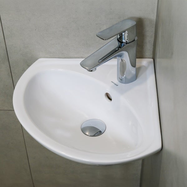Eck-Handwaschbecken aus Keramik mit Einhebelmischer von Cersanit.