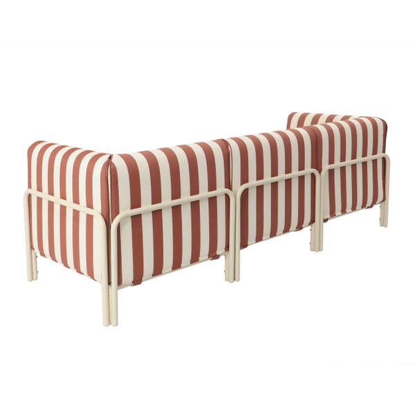 Rückansicht eines dreisitzigen Gartensofas mit cremefarbenem Metallgestell und vertikal gestreiften Polstern in Terrakotta und Creme.