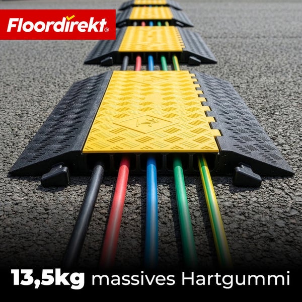 Floordirekt Logo. Gelb-schwarze Kabelbrücke aus 13,5 Kilogramm massivem Hartgummi mit fünf Kanälen auf Asphalt.