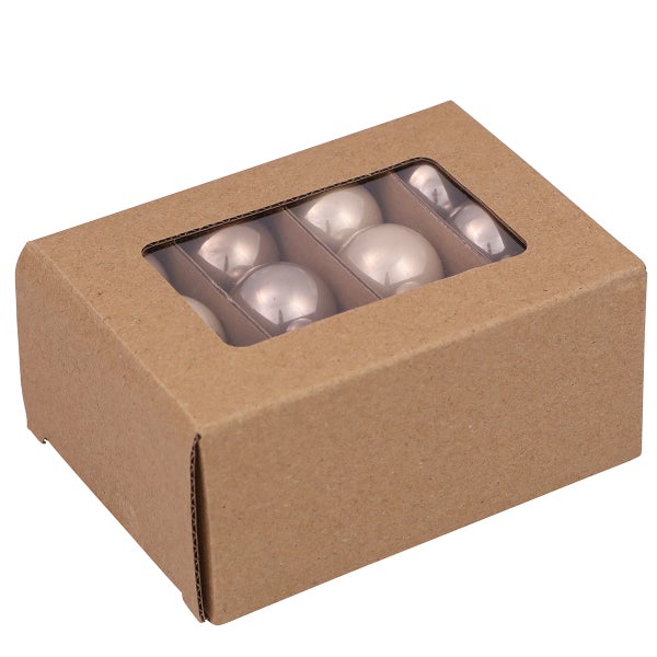 Karton mit Christbaumkugeln