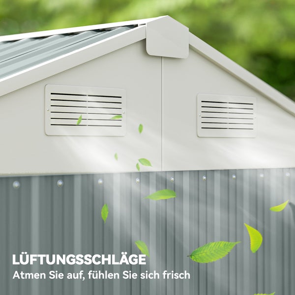 Lüftungsschlitze am Giebel eines Metallgerätehauses zur verbesserten Luftzirkulation.