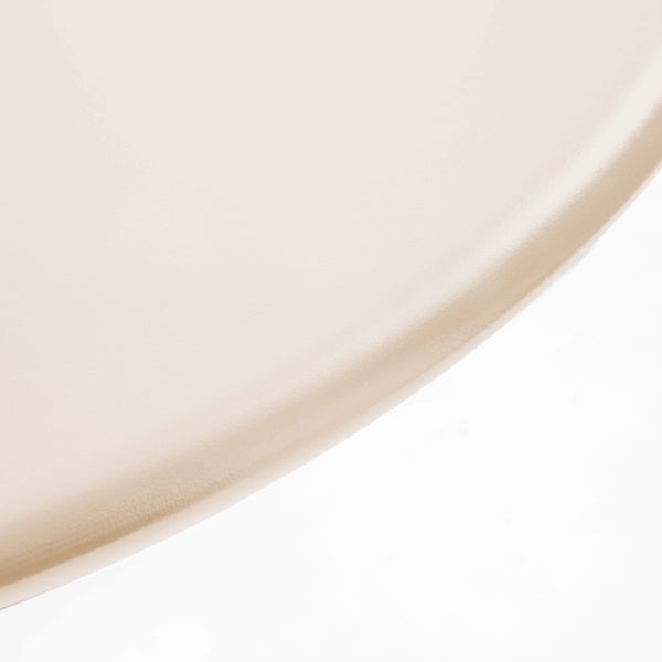 Nahaufnahme einer beigefarbenen, glatten Oberfläche mit einer geschwungenen Kante.