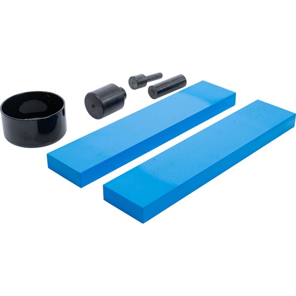 Heizkörper-Montageset mit zwei blauen Distanzblöcken, einer schwarzen Schutzkappe und drei schwarzen Montagebolzen.