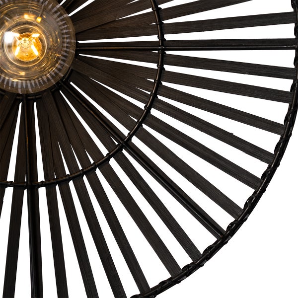 Detailansicht einer Deckenleuchte mit einem Strahler und einem Lampenschirm aus Bambusstreifen