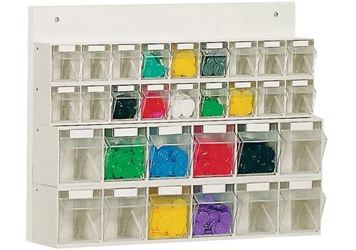 Wandregal mit transparenten Behältern zur Aufbewahrung von Kleinteilen