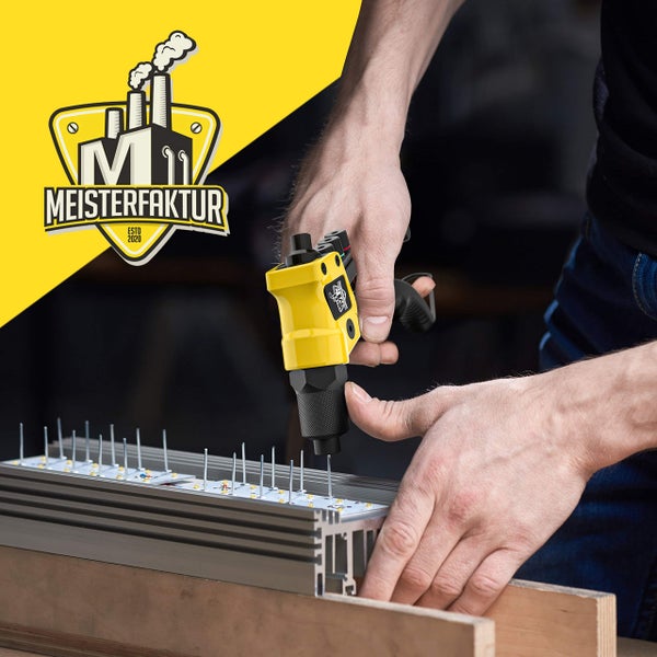 Hände verwenden ein gelbes Nietwerkzeug an einem Metallprofil in einer Werkstatt. Meisterfaktur Logo.