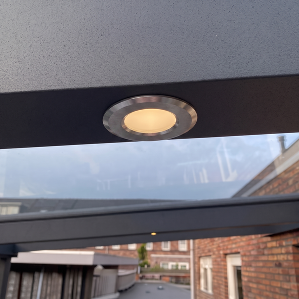 Runder LED Einbaustrahler in einer Terrassenüberdachung eingebaut