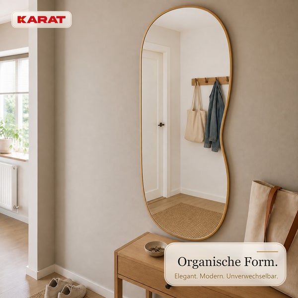 Wandspiegel mit organischer Form in einem modernen Flur mit Holzkonsole und Garderobe, Karat Logo.