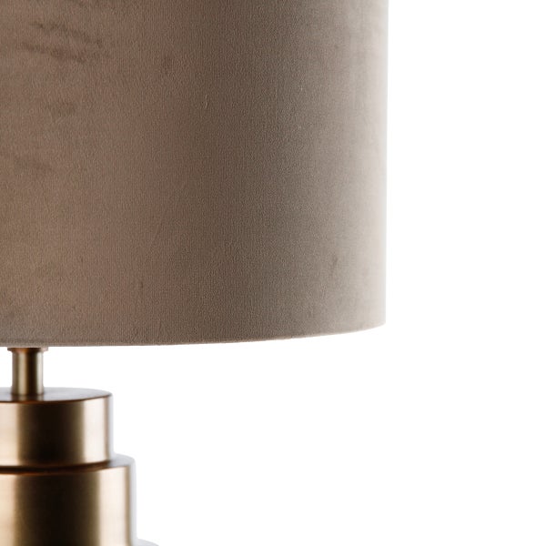 Detail einer Tischleuchte mit Stoffschirm und Metallfuß