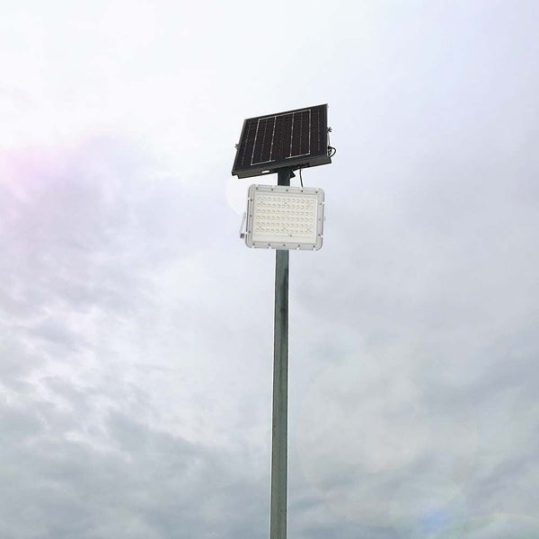 Solarleuchte mit LED-Strahler auf einem Mast