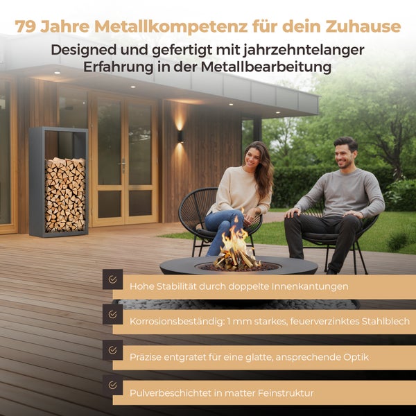 Modernes Kaminholzregal aus Metall und Feuerschale auf einer Terrasse mit einem Paar vor einem Haus aus Holz.
