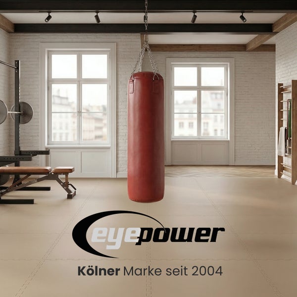 Heller, geräumiger Fitnessraum mit einem roten Boxsack, Bodenschutzmatten, einer Hantelbank und einer Sprossenwand. Eyepower Logo.