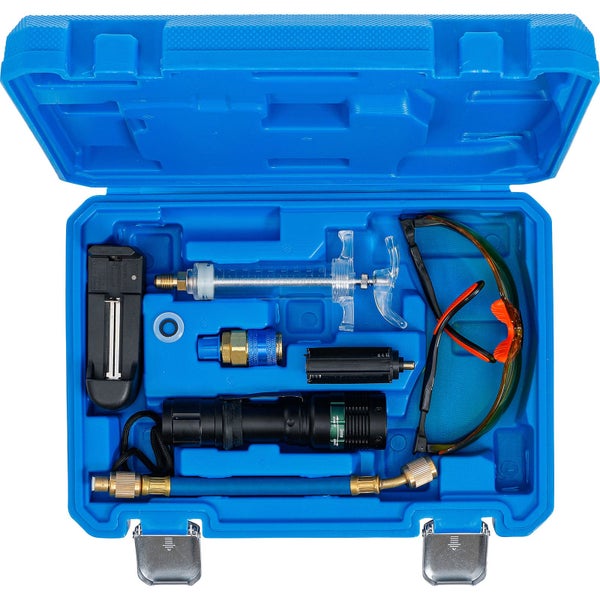 Werkzeugsatz in einem blauen Werkzeugkoffer mit Spritze, Lampe und Schutzbrille