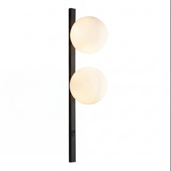 Moderne Wandleuchte mit zwei weißen Glaskugeln an einer schwarzen Metallstange inklusive Schalter.