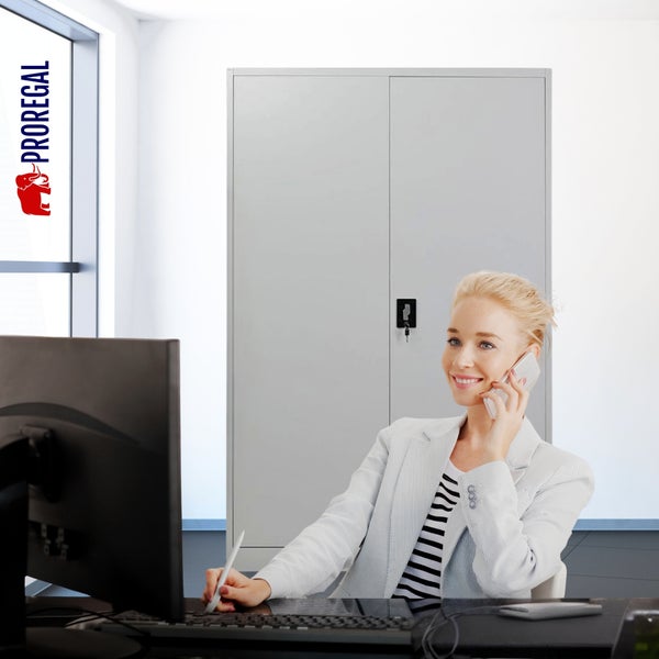 Helles Büro mit einer Person am Schreibtisch und einem großen Metallschrank mit zwei Türen im Hintergrund. Proregal Logo.