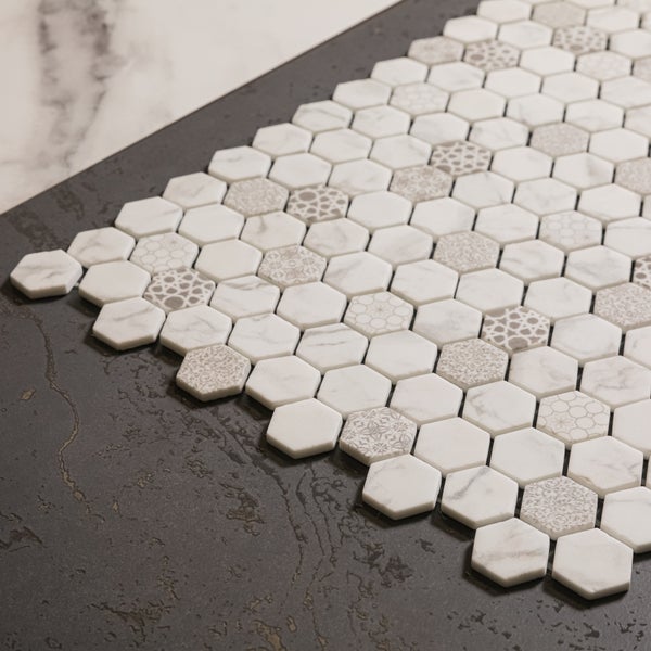 Sechseckige Fliesen aus Stein und mit Muster