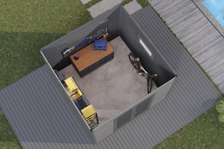 Gerätehaus mit Werkbank, Wandregal und Fahrrad in einem Garten mit Terrasse aus der Vogelperspektive.
