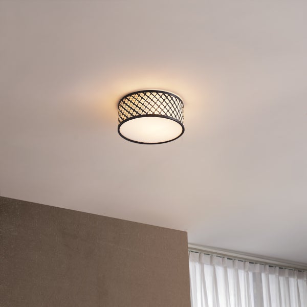 Deckenleuchte mit gemustertem Lampenschirm an der Decke