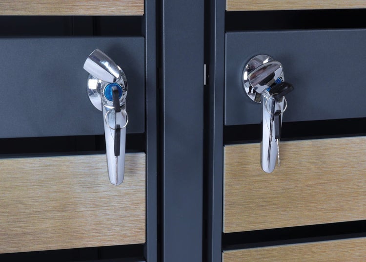Detailansicht eines abschließbaren Schranks mit Schlüssel