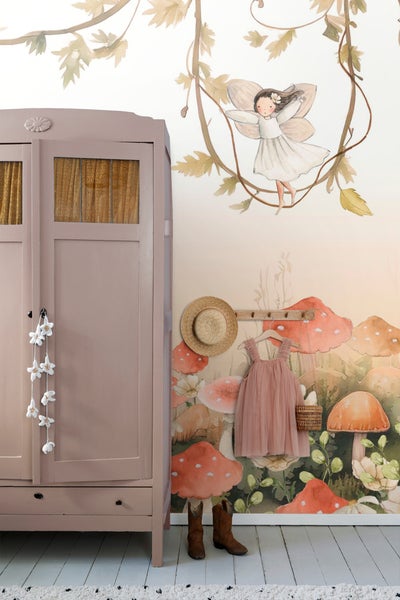 Kinderzimmer mit Kleiderschrank, Wandbild mit Pilzmotiv, Hut, Kleid und Stiefeln