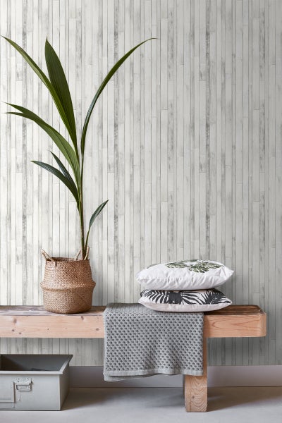 Dekorative Zimmergestaltung mit Holzpaneel Tapete, Bank, Pflanze und Kissen