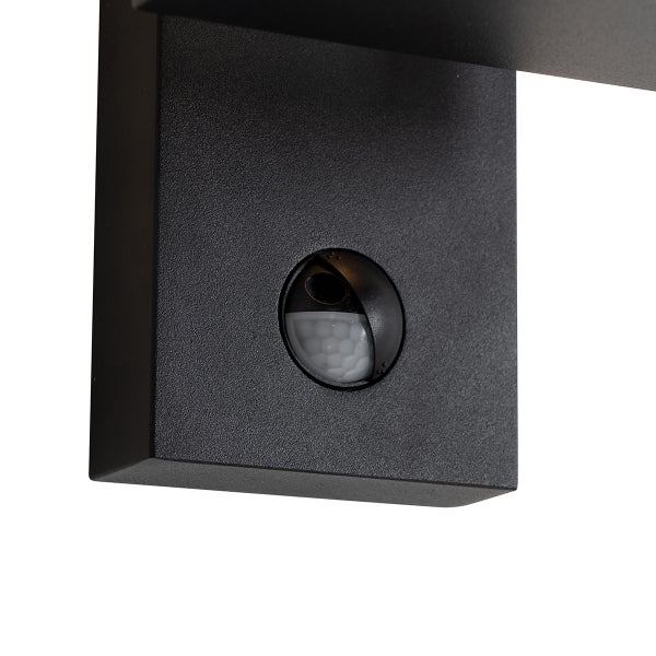 Nahaufnahme eines integrierten Bewegungssensors an einer schwarzen Außenwandleuchte aus Metall.