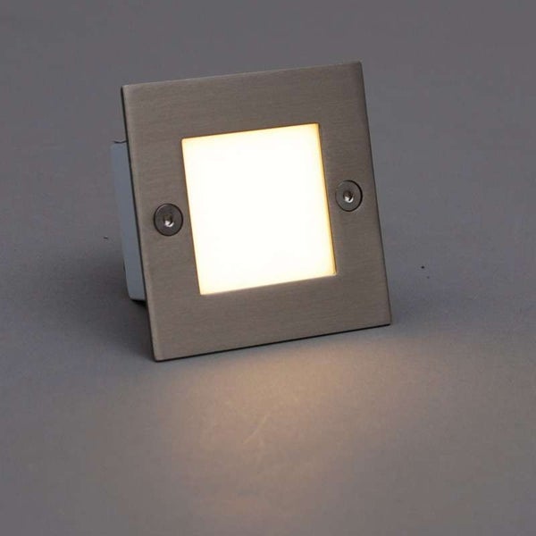 Quadratische LED-Wandeinbauleuchte aus Edelstahl in gebürsteter Optik, beleuchtet.