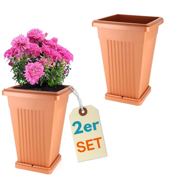 Zwei Pflanzgefäße aus Kunststoff, eines bepflanzt mit rosa Blüten