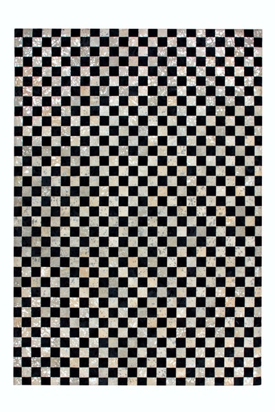 Schachbrett-Teppich aus Patchwork-Kuhfell mit abwechselnd einfarbigen und gesprenkelten Quadraten.
