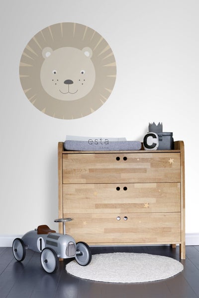 Kinderzimmer mit Wickelkommode, Spielzeugauto und Wandtattoo