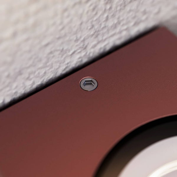 Detailansicht einer Innensechskantschraube in einem braunen Metallgehäuse.