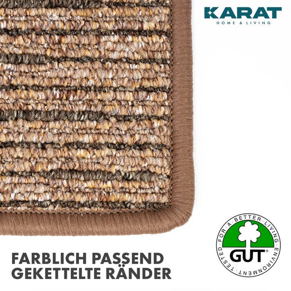 Nahaufnahme eines Teppichs mit farblich passend gekettelten Rändern, Karat Home & Living Logo und GUT Siegel für umweltfreundliche Teppichböden.