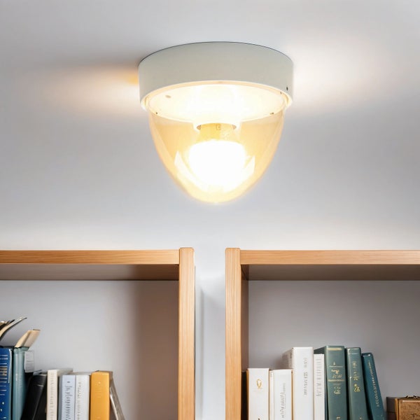 Deckenleuchte über Bücherregal