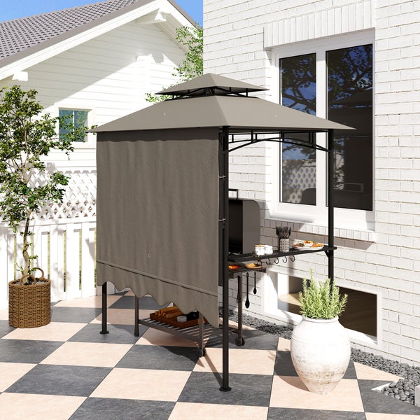 Grillpavillon mit Doppeldach und Seitenwand auf einer gepflasterten Terrasse neben einer weißen Ziegelwand.