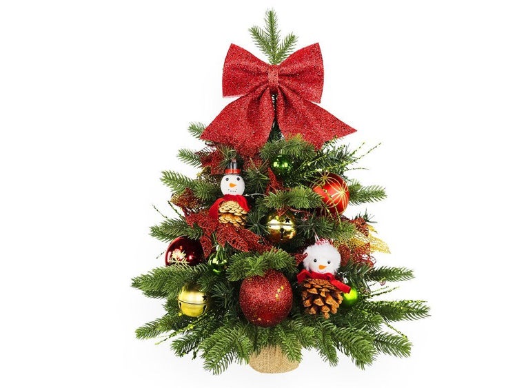 Künstlicher Weihnachtsbaum im Topf geschmückt mit Kugeln, Zapfenfiguren und einer großen Schleife als Weihnachtsdekoration