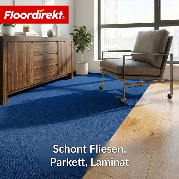 Wohnzimmer mit blauem Teppichboden, Holzschrank und Sessel vor Fenster