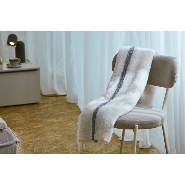 Wohnszene mit Stuhl und Decke