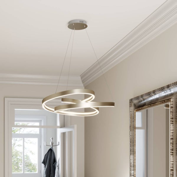 Moderne LED-Pendelleuchte in Goldoptik mit ineinander verschlungenen Ringen in einem hellen, geräumigen Raum mit Spiegel.
